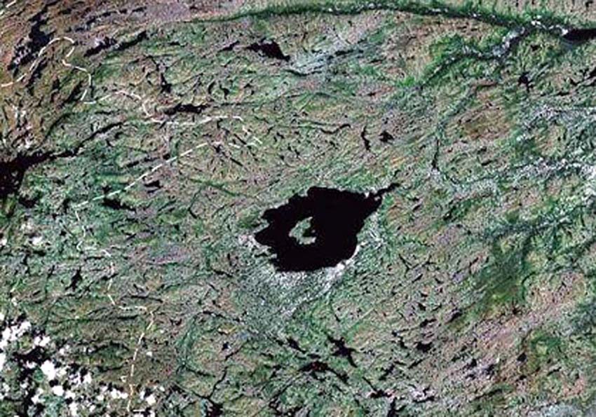 بحيرة ميستا ستينغ، تقع بابرادور بكندا، هناك جزيرة على شكل القوس في مركز البحيرة، قد تكون الجزء المحدب على هيكل حفرة النيزك المعقد.