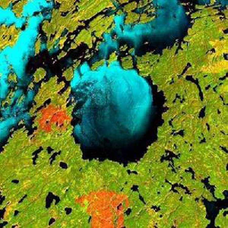 خليج عميق  Deep Bayبكندا، يقع بقرب من بحيرة الرنة في ساسكاتشوان، كندا. هي بحيرة ضحلة دائرية تجذب أنظار الناس، شكلها غير منتظم جدا.
