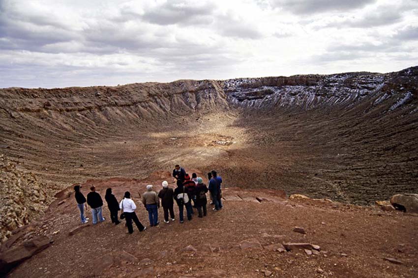 حفرة نيزك بارنجر كريتر بولاية أريزونا الأمريكية، إنها أفضل الحفرات النيزكية حفاظا عليها في العالم.