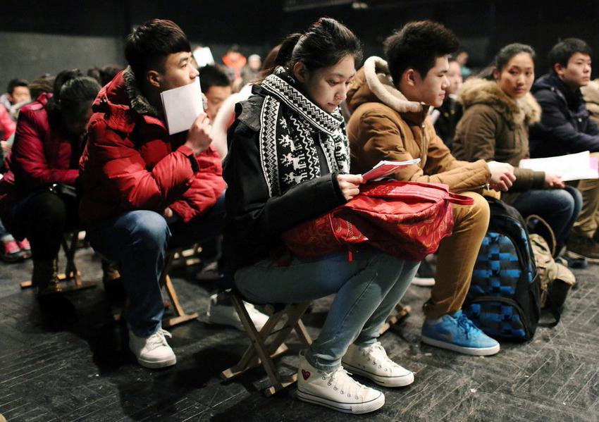 حسناوات صينيات يشاركن في امتحان للقبول بمعهد الدراما المركزي الصيني  (2)