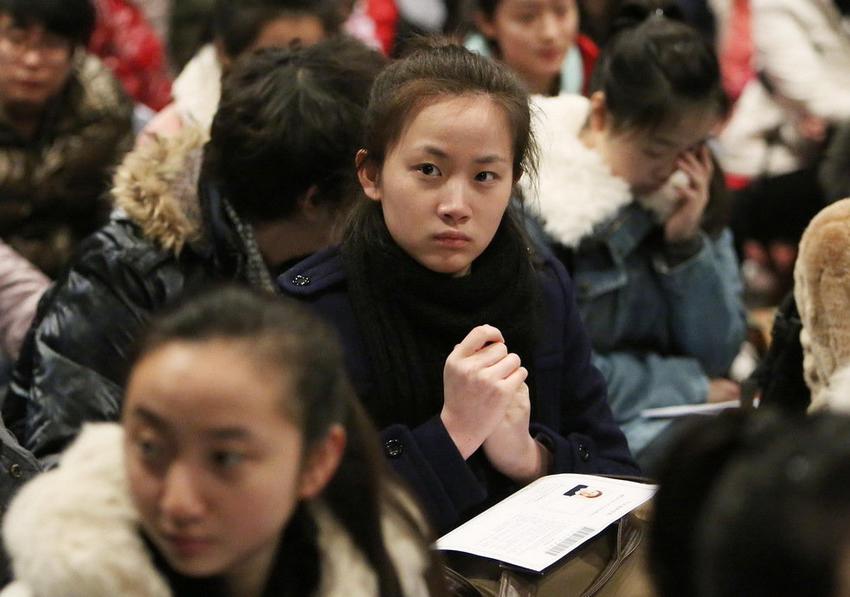 حسناوات صينيات يشاركن في امتحان للقبول بمعهد الدراما المركزي الصيني 