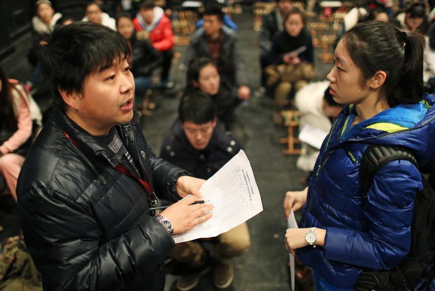 حسناوات صينيات يشاركن في امتحان للقبول بمعهد الدراما المركزي الصيني  (3)