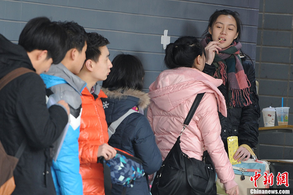 رجال وسيمون ونساء جميلات يتجمعون للالتحاق بمعهد بكين السينمائي (6)