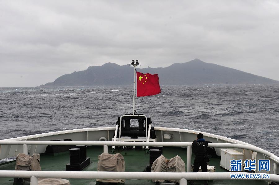 الصحفيون الصينيون يدخلون إلى مياه جزيرة دياويوي ويلتقطون صورة كاملة لها  (5)
