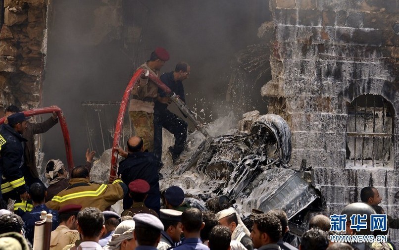 تقرير اخباري: 10 قتلى و17 جريحا في تحطم طائرة حربية في حي سكني بصنعاء