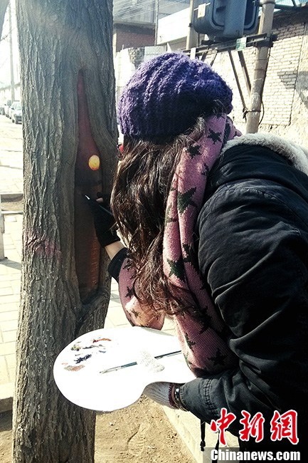فتاة جامعية تبدع رسومات على الأشجار (2)