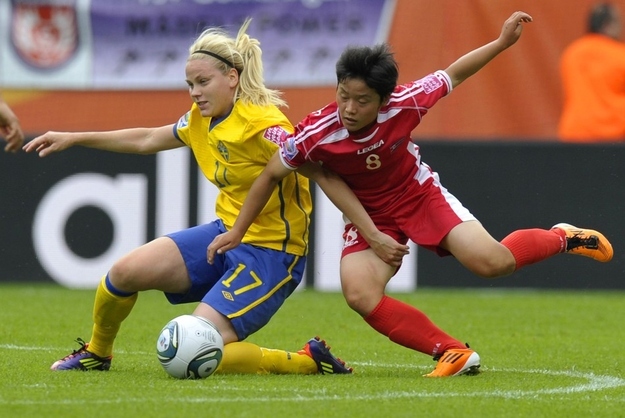 لاعبة كرة القدم السويدية Lisa Dahlkvist(25 سنة)، هي لاعبة خط الوسط الشابة في السويد.