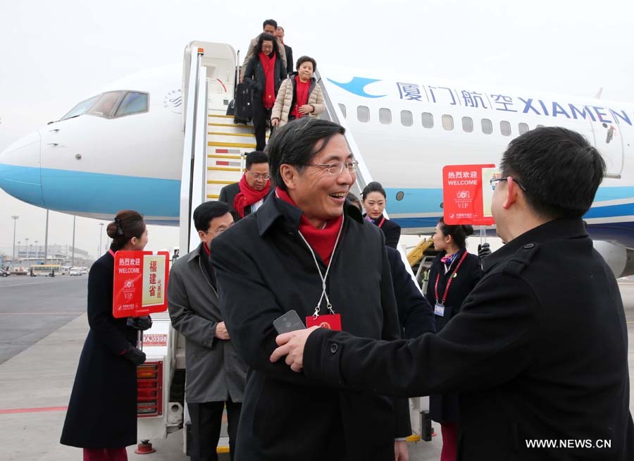 وصول وفود محلية إلى بكين لحضور الدورة السنوية للبرلمان الصيني 