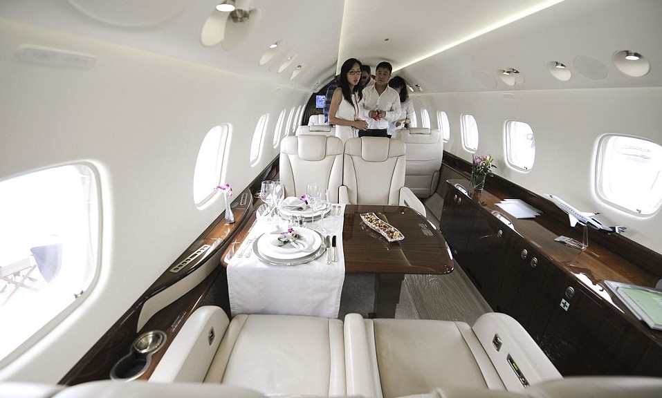 الطائرة الخاصة لجاكي شان تتميز بظروف الراحة العالية، ويمكنها حمل 14 شخصا على الأكثر.   
