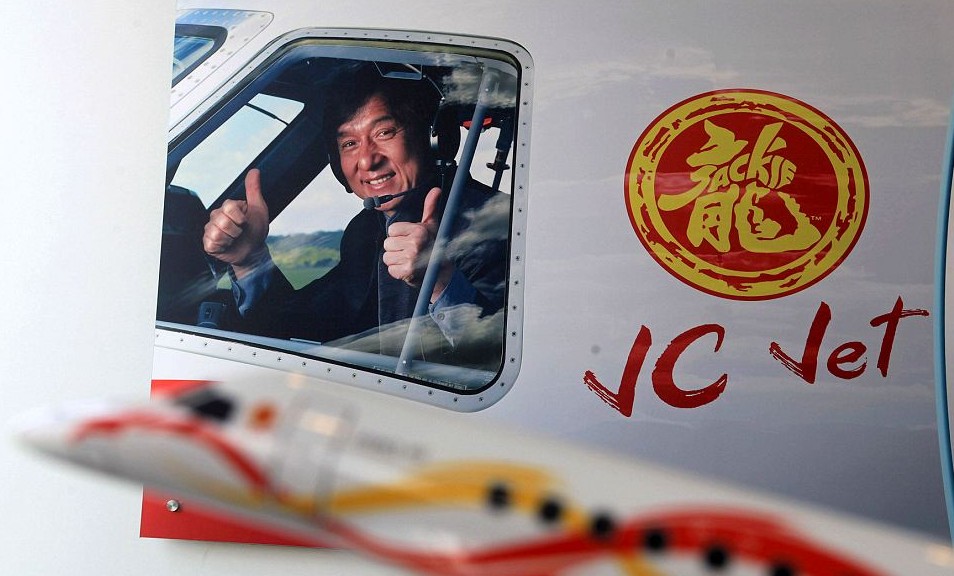 جاكي شان يقود طائرته الخاصة.