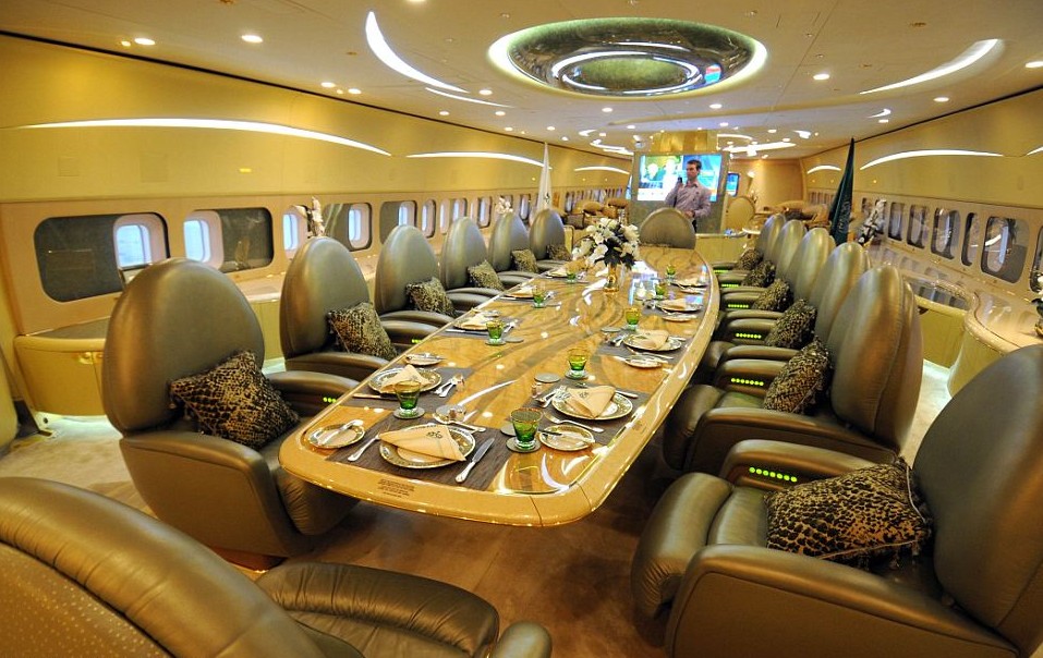 مطعم بداخل طائرة الأمير السعودي الوليد بن طلال طراز بوينغ 747 