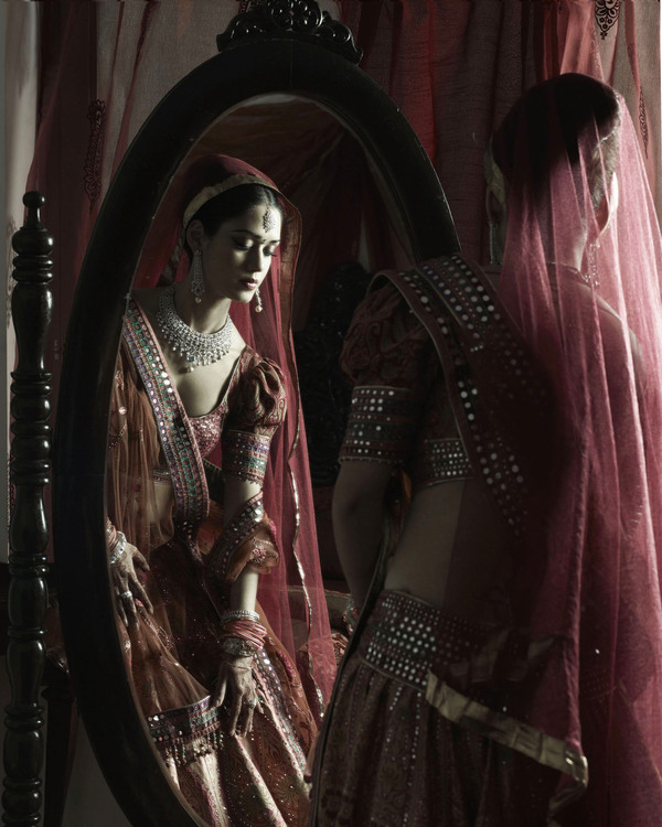 عروس هندية تلبس الملابس التقليدية الفريدة (16)