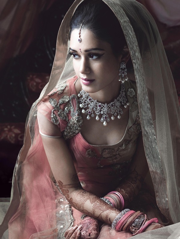 عروس هندية تلبس الملابس التقليدية الفريدة (15)