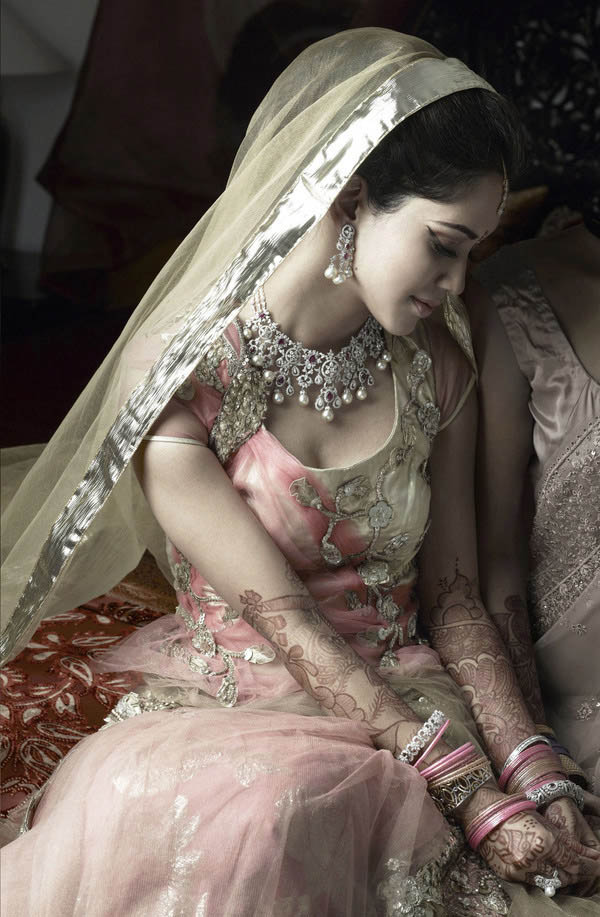 عروس هندية تلبس الملابس التقليدية الفريدة (12)