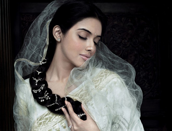 عروس هندية تلبس الملابس التقليدية الفريدة (10)
