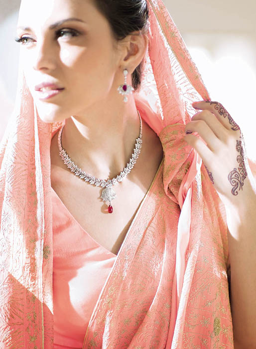 عروس هندية تلبس الملابس التقليدية الفريدة (3)