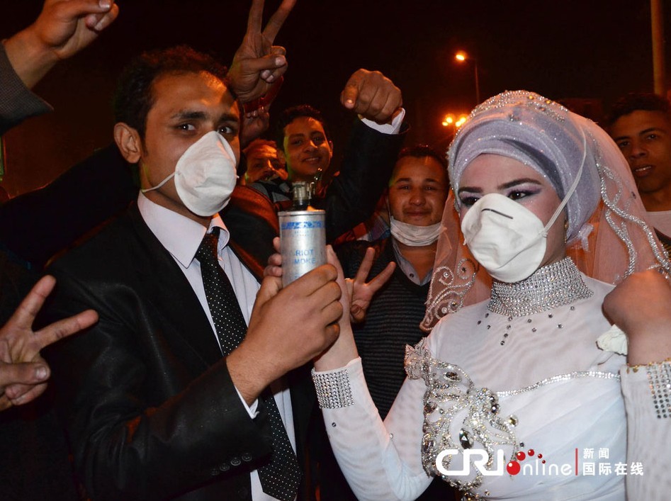 تواصل الاشتباكات في بور سعيد والمتزوجان يستخدمان الأقنعة والغاز المسيل للدموع