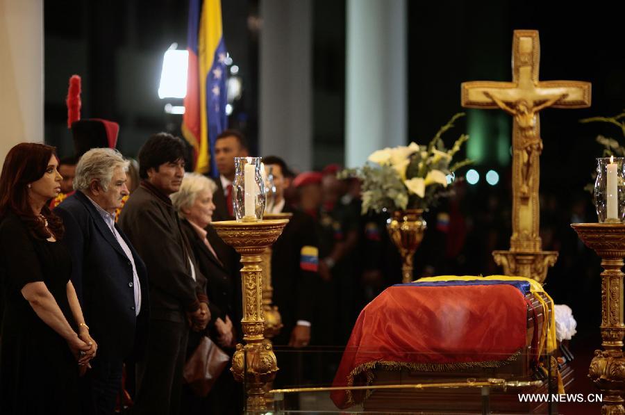 فنزويلا تعتزم تحنيط جثمان تشافيز وعرضه أمام الجماهير للأبد  (6)