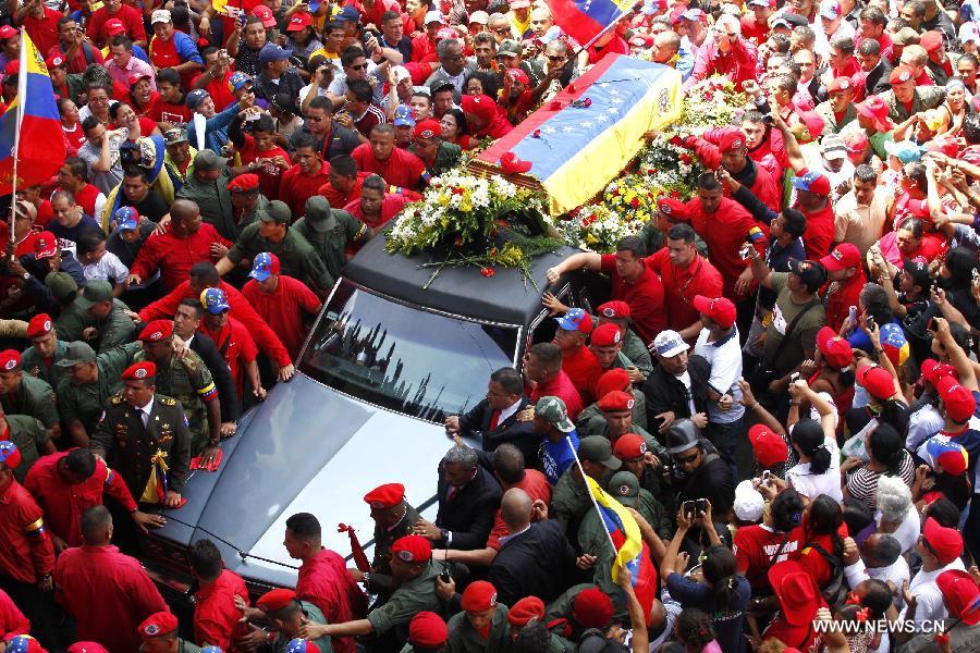 فنزويلا تعتزم تحنيط جثمان تشافيز وعرضه أمام الجماهير للأبد  (10)