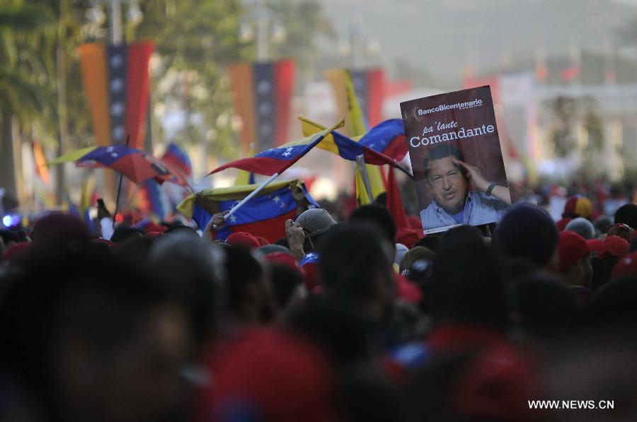 فنزويلا تعتزم تحنيط جثمان تشافيز وعرضه أمام الجماهير للأبد  (13)