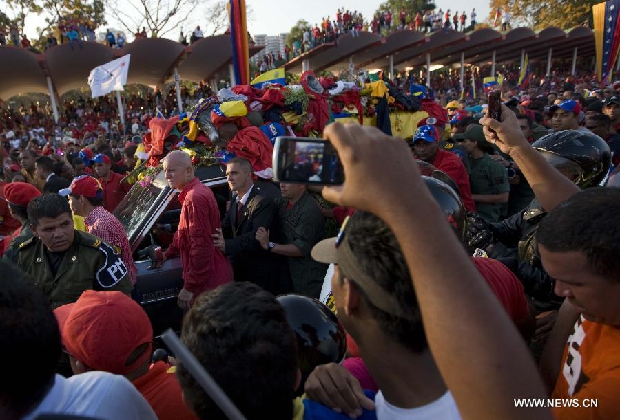 فنزويلا تعتزم تحنيط جثمان تشافيز وعرضه أمام الجماهير للأبد  (11)