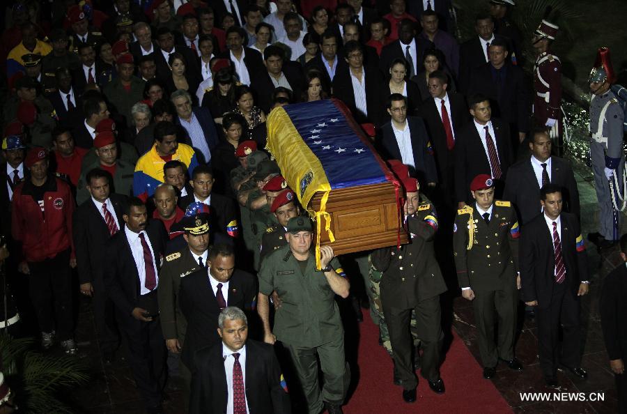 فنزويلا تعتزم تحنيط جثمان تشافيز وعرضه أمام الجماهير للأبد  (7)