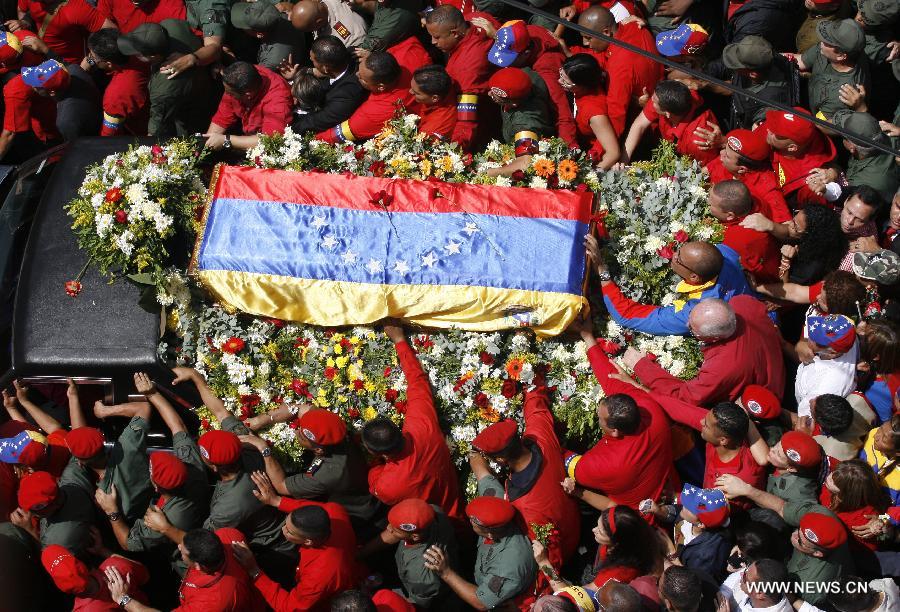 فنزويلا تعتزم تحنيط جثمان تشافيز وعرضه أمام الجماهير للأبد  (9)