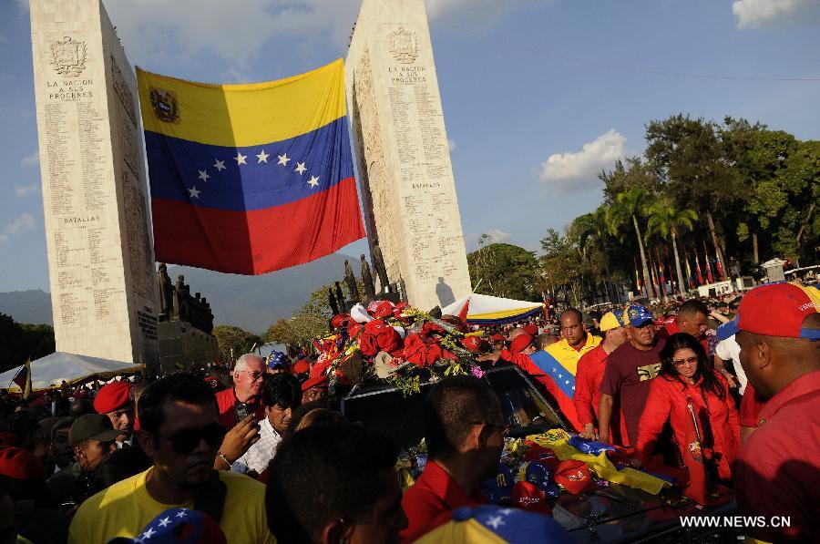 فنزويلا تعتزم تحنيط جثمان تشافيز وعرضه أمام الجماهير للأبد  (3)
