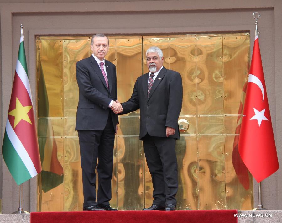 رئيس الوزراء التركي ونائب رئيس سورينام يتعهدان بتعزيز العلاقات الثنائية