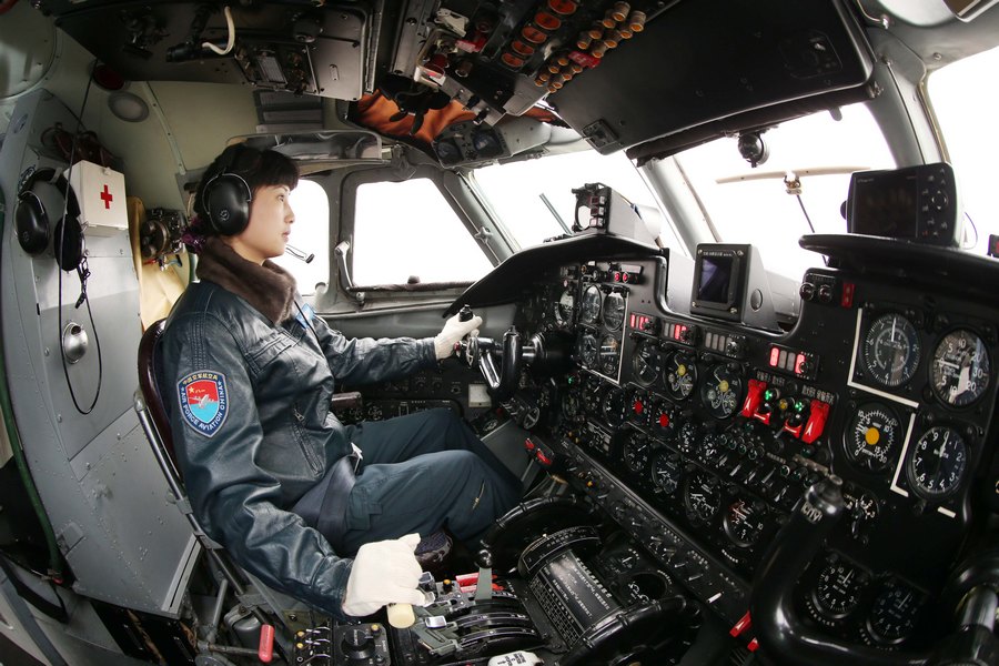 طيارة وحيدة برتبة النقيب في فرقة عسكرية تابعة للقوات الجوية الصينية  (4)