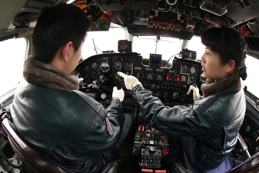 طيارة وحيدة برتبة النقيب في فرقة عسكرية تابعة للقوات الجوية الصينية  (5)