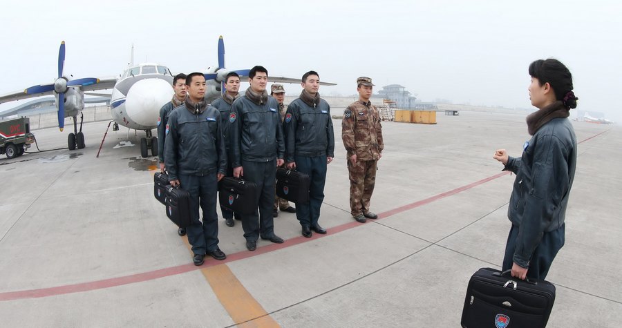 طيارة وحيدة برتبة النقيب في فرقة عسكرية تابعة للقوات الجوية الصينية  (2)