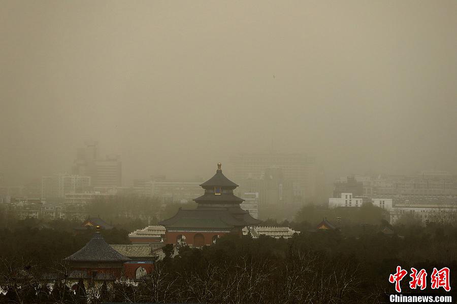 بكين تتعرض لعاصفة رملية شديدة  (9)