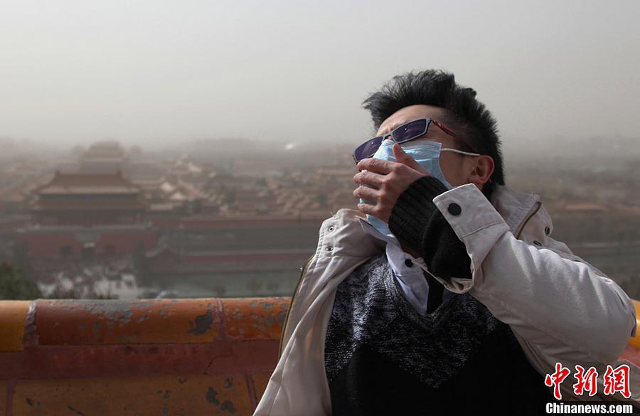 بكين تتعرض لعاصفة رملية شديدة  (6)