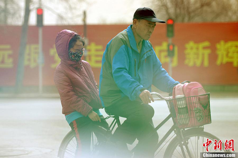 بكين تتعرض لعاصفة رملية شديدة  (5)