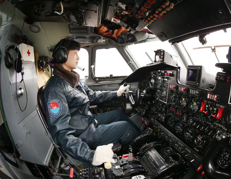 طيارة وحيدة برتبة النقيب في فرقة عسكرية تابعة للقوات الجوية الصينية 