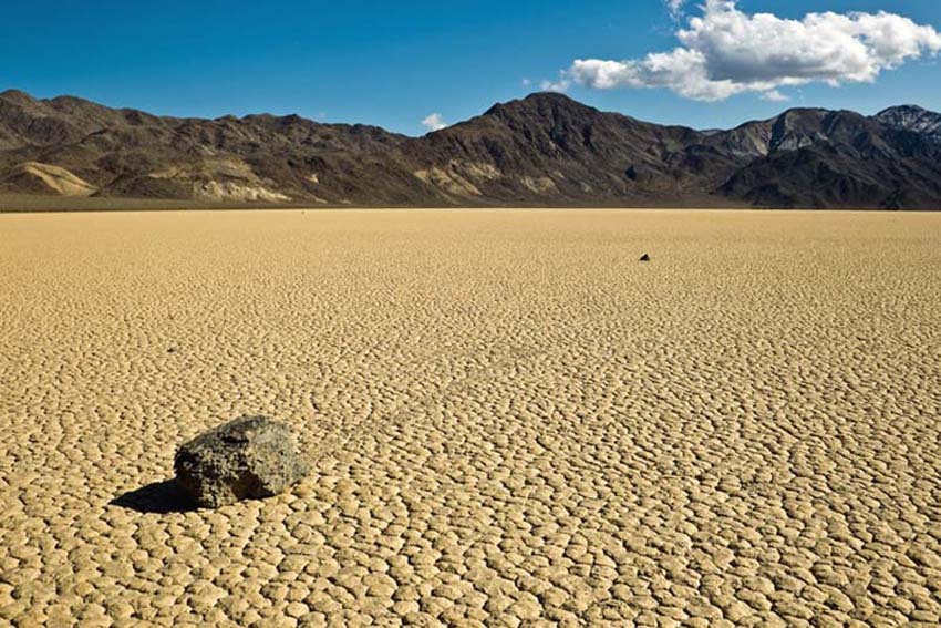 صخور ضخمة متحركة في وادي الموت بكاليفورنيا