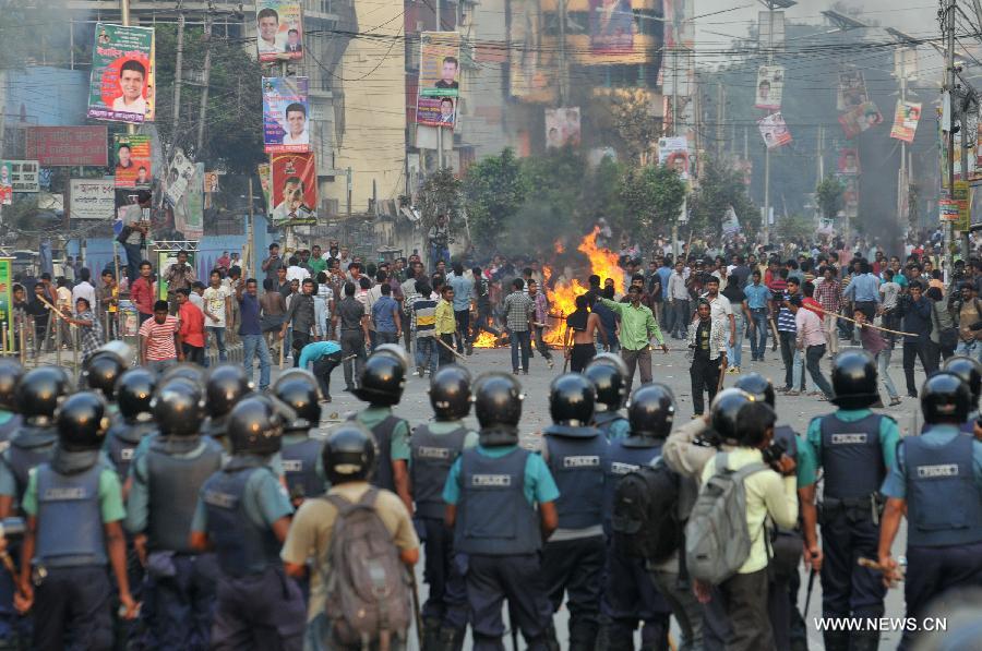 شرطة بنجلاديش تهاجم مقر المعارضة (4)