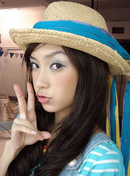 تسريحات الشعر المختلفة والرائعة للممثلة الصينية "آنجل بيبي"  (15)