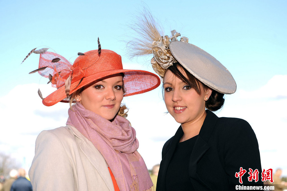 صور:الزخارف الرائعة على رؤوس السيدات فى سباق الخيل البريطاني (6)
