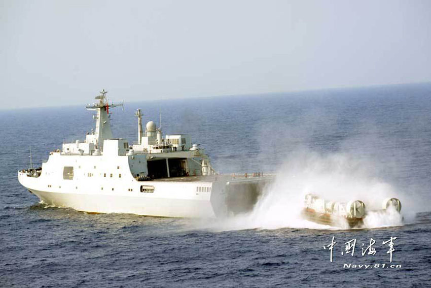 تدريب الحوامة الكبيرة الصينية الصنع مع سفينتها الأم  (12)