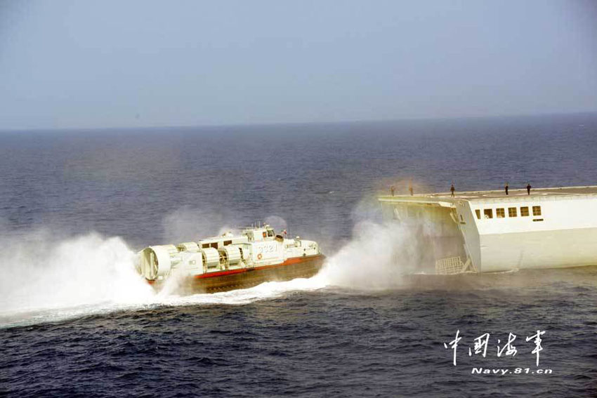 تدريب الحوامة الكبيرة الصينية الصنع مع سفينتها الأم  (6)