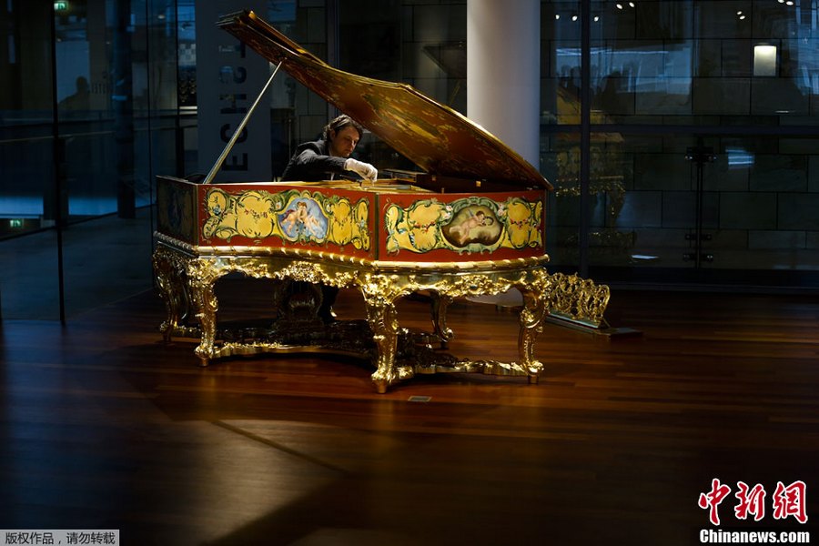بيانو ذهبي من القرن الـ19 يعرض في برلين  (2)