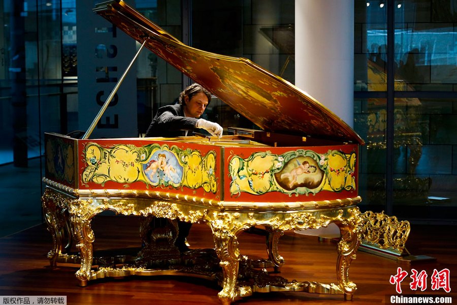 بيانو ذهبي من القرن الـ19 يعرض في برلين 