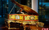 بيانو ذهبي من القرن الـ19 يعرض في برلين 