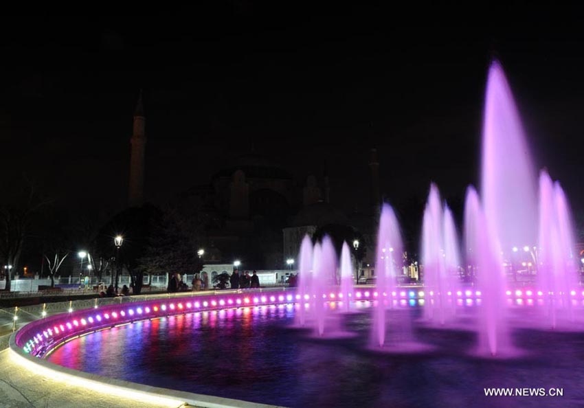 في الصورة الملتقطة يوم 23 مارس 2013، متحف آيا صوفيا يطفئ أنواره أثناء فعاليات "ساعة الأرض" بمدينة اسطنبول التركية. أعطت سيدني مساء يوم السبت شارة الإنطلاق لحملة "ساعة الأرض"، التي يتم فيها إطفاء الأنوار في أبرز المعالم والمباني حول العالم لساعة واحدة بهدف التوعية من مخاطر التغير المناخي وذلك للسنة السابعة على التوالي، وعند الساعة 20.30 بالتوقيت المحلي لكل بلد يتم إطفاء الأنوار في أكثر من 150 بلدا، إحياءا لأضخم الفعاليات البيئية في العالم. 