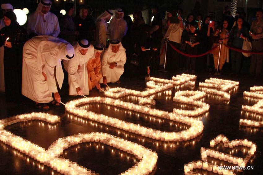 في الصورة الملتقطة يوم 23 مارس 2013، مواطنون يضيئون الشموع خلال مشاركتهم في فعاليات "ساعة الأرض" في دبي بالإمارات العربية المتحدة. أعطت سيدني مساء يوم السبت شارة الإنطلاق لحملة "ساعة الأرض"، التي يتم فيها إطفاء الأنوار في أبرز المعالم والمباني حول العالم لساعة واحدة بهدف التوعية من مخاطر التغير المناخي وذلك للسنة السابعة على التوالي، وعند الساعة 20.30 بالتوقيت المحلي لكل بلد يتم إطفاء الأنوار في أكثر من 150 بلدا، إحياءا لأضخم الفعاليات البيئية في العالم.