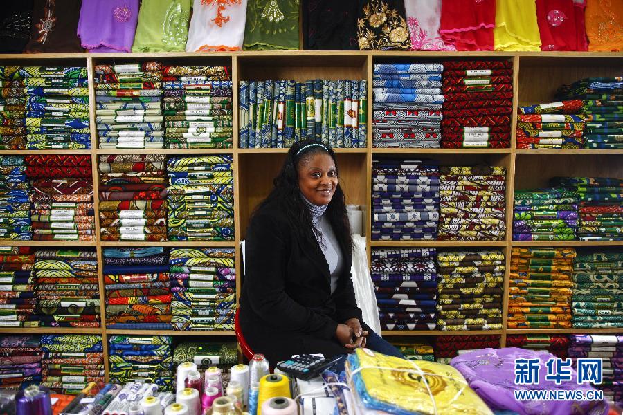 التاجرة فاطمة، التي جاءت من السنغال إلى ييوو في عام 2004 تجلس في متجرها، تعيش مع زوجها وابنتها البالغة من العمر 11 عاما في مدينة ييوو، وتزاول تجارة تصدير الأقمشة إلى إفريقيا.