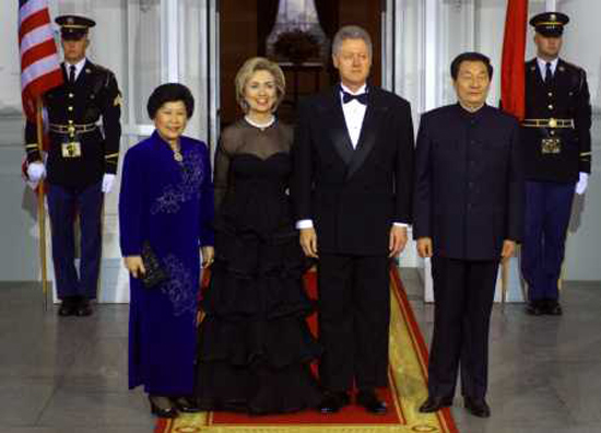 فى يوم 8 أبريل عام 1999،اخذ  رئيس مجلس الدولة تشو رونغ جى وزوجته لاو ان صورة مع الرئيس الأمريكي بيل كلينتون وزوجته هيلاري.