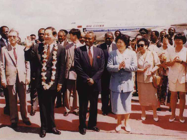 فى يوليو عام 1995،قام تشو رونغ جى بزيارة إلى تنزانيا وبوتسوانا بمرافقة زوجته لاو ان.